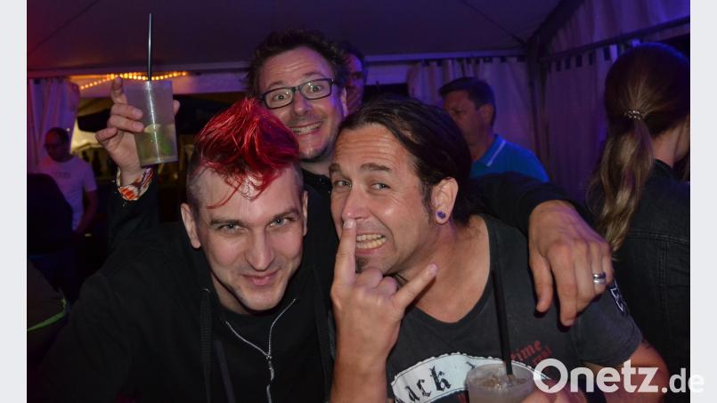 Sänger Kudel, Drummer Branko und Bassist Jey von den "Toten Ärzten" suchen nach dem Konzert die Nähe zu ihren Fans. Die meist gebuchte Coverband in Europa kommt gut an bei den Sportlern. mez