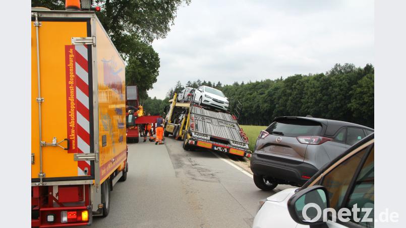 Der Autotransporter sinkt im Bankett ein. Alexander Auer