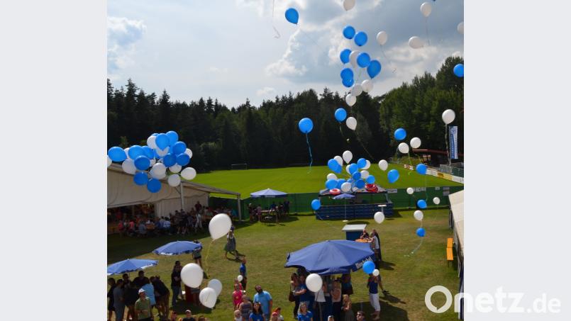 Weiße und blaue Luftballons steigen in den Himmel. Auf die Gewinner des Luftballonwettbewerbs warten spannende Preise. mez