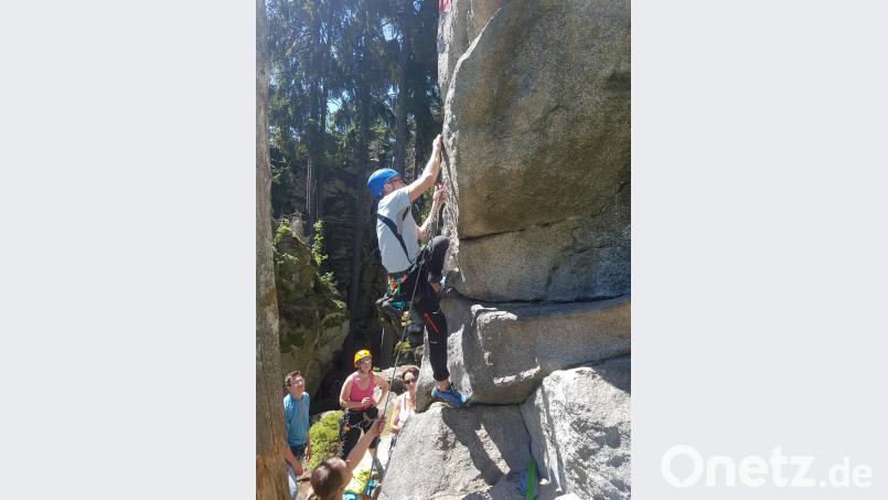 Nach einem  Theoriepart ging es zum Klettern an den Felsen. fei