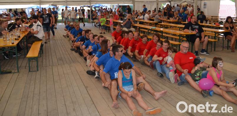 Ob die Immenreuther Sportler (links) oder die Feuerwehr Fuhrmannsreuth die gewann, kann am Ende nicht geklärt werden – aber allen macht sie sichtlich Spaß. mez