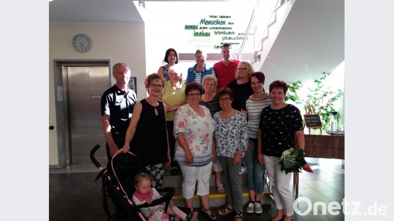 Die Besucher aus Konnersreuth im Foyer des Phönix-Seniorenheims mit Leiterin Mihaela Rupp (rechts). exb
