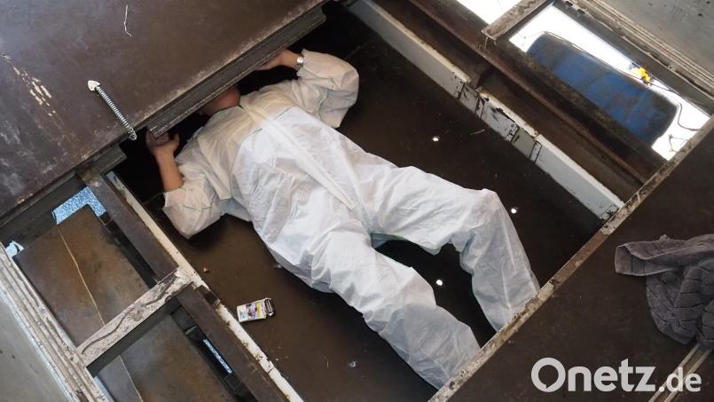 In einer kleinen engen Holzkiste im doppelten Boden eines kleinen Lkws brachten zwei Schlepper im August 2017 acht Männer von Rumänien nach Deutschland. Bundespolizeiinspektion Waidhaus/exb