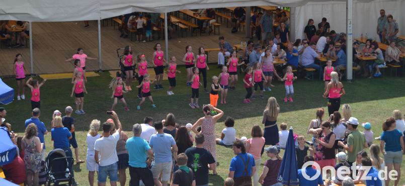 Die Zumba-Kids des Sportvereins eröffnen den bunten Familiennachmittag. mez