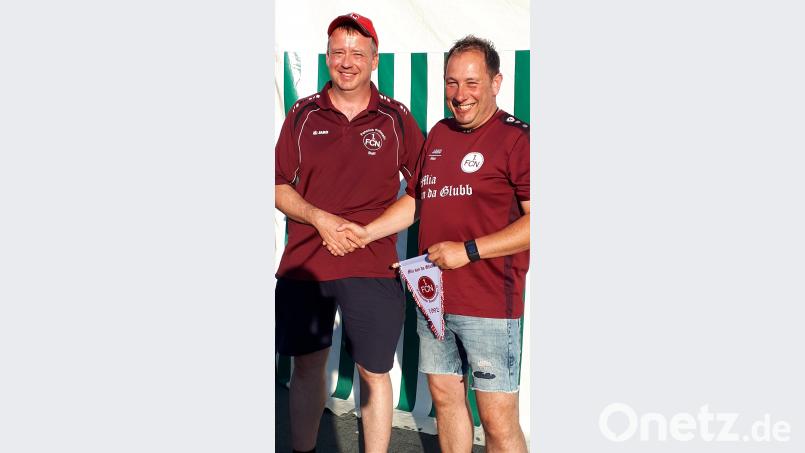 Der Vorsitzende des Patenvereins Clubfreunde Immenreuth, Matthias Hösl (rechts), überreicht einen Erinnerungswimpel an Kulmains Vorsitzenden Jürgen Rauch. jsa