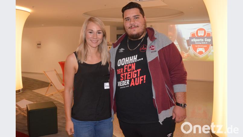 Organisatorin Rebecca Weih und FIFA-Profi Daniel &quot;Bubu&quot; Butenko vom 1. FC Nürnberg. Bild: Kunz Kunz, Helmut