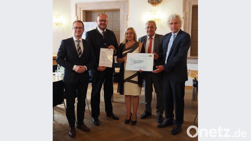 Sogar an Dübel und Schrauben zum Anbringen des Schildes "Gesundheitsregion plus" hatte Gesundheitsministerin Melanie Huml gedacht. Mit dabei (von links) Geschäftsstellenleiter Professor Steffen Hamm, Landrat Andreas Meier, Oberbürgermeister Kurt Seggewiß und Landrat Wolfgang Lippert Bühner, Siegfried