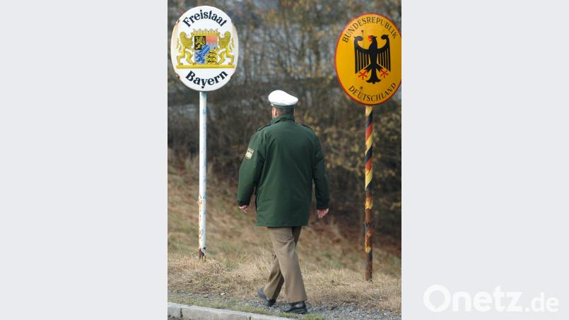 Ein Polizist am Grenzübergang Waidhaus. DPA, Agentur.