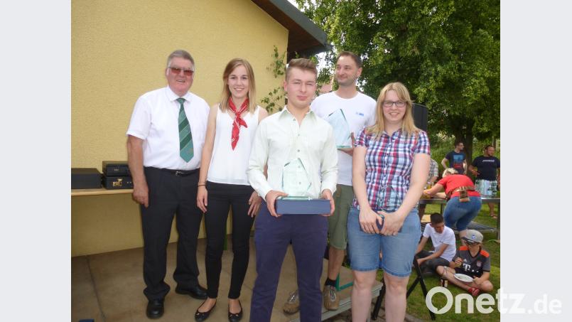 Tell Königstein holt den Sparkassenpokal vor Massenricht und Vilseck. Geldpreise erhalten im Einzelwettbewerb Julia Bauer aus Süß (nicht im Bild), Elke Uebler aus Vilseck, Patrik Götz aus Tanzfleck sowie Andreas Schunk und Stefan Seidel aus Königstein. Mit dabei Helena Weih  (Zweite von links) von der Sparkasse Vilseck. bk