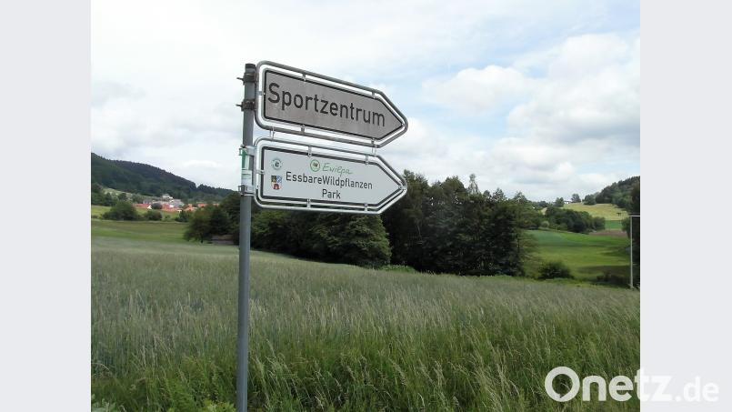 Die ersten Schilder weisen schon mal auf den Ewilpa Waldeck hin. Offizielle Eröffnung ist am kommenden Samstag. hl