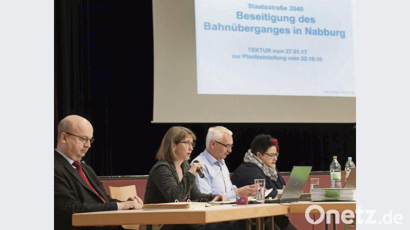 Vier Tage dauerte der Erörterungstermin, den die Regierung der Oberpfalz innerhalb des Planfeststellungsverfahrens zur Beseitigung des schienengleichen Bahnübergangs in Nabburg angesetzt hatte. Vom 16. bis 19. April kamen zuerst in der Nordgauhalle und dann im Rathaus die vorgebrachten Einwände zur Sprache. Bild: Götz