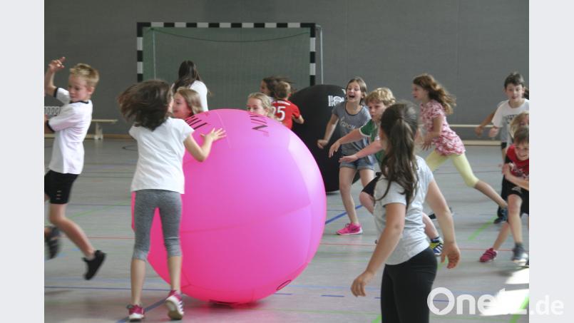 Die Waldershofer Schüler sind von Anfang an vom Kin-Ball-Spiel begeistert. fpoz