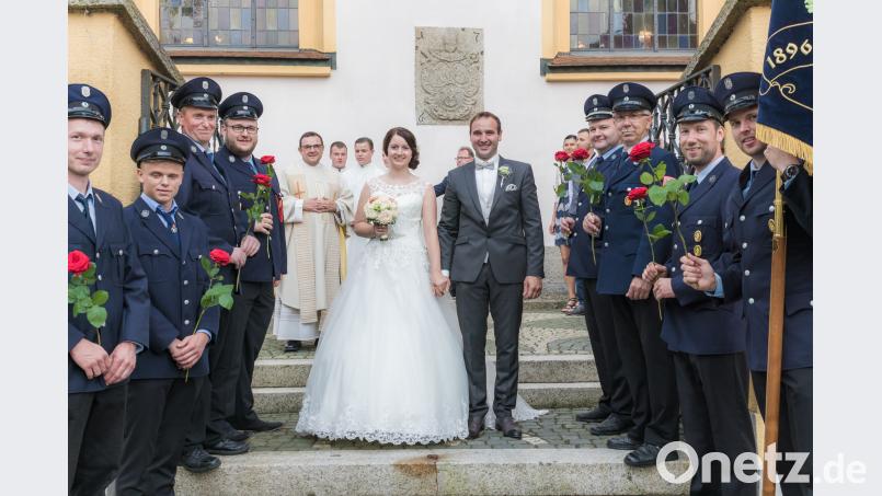 In der Kirche in Stein schlossen Ilona Mark und Ludwig Fütterer den Bund fürs Leben. Mit einem Ehrenspalier gratulierte die Feuerwehr Leonberg. exb