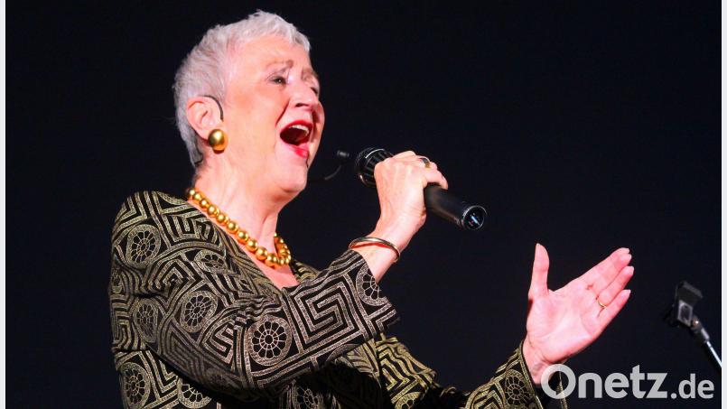Inez Timmer macht bei „Luisenburg Late Night“ mit Grönemeyer-Songs ebenso eine gute Figur wie mit Edith-Piaf-Chansons. Holger Stiegler