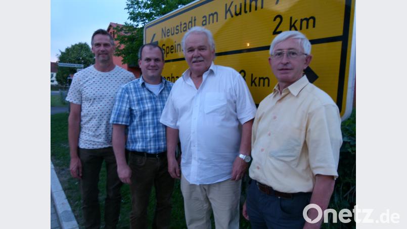 Thomas Riedl, Holger Götz, Ralf Stock und Karl Meiler (von links) überzeugen sich vor Ort über die Verkehrssituation in Tremmersdorf. rn