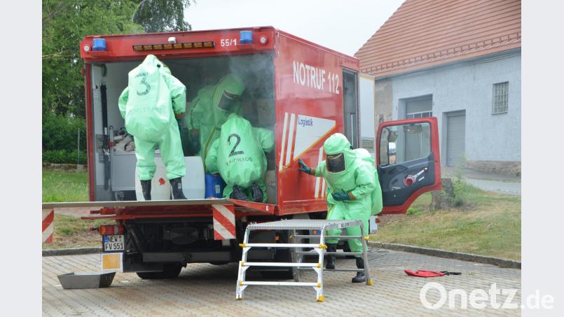 Ähnlich wie man sich Marsmänner vorstellt, müssen sich die eingesetzten Feuerwehrleute bei einem Unfall mit gefährlichen Stoffen schützen. dob