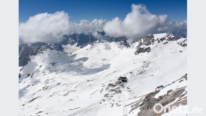 Wolken ziehen über das Skigebiet auf dem Zugspitzplatt. Auf dem Berg hat es am 13. Juni geschneit. Angelika Warmuth/dpa