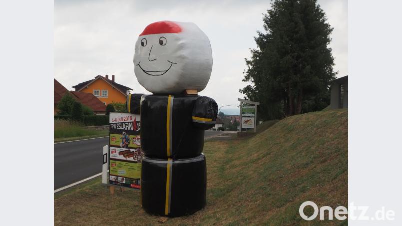 Die Strohpuppe der Feuerwehr begrüßt die Gäste mit einem freudestrahlenden Lächeln und hofft während der drei Festtage auf ein sommerliches Wetter. gz
