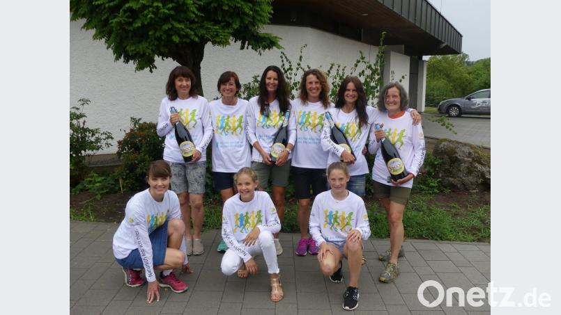Da war der Sekt noch in den Flaschen. Die Läuferinnen von CIS Amberg stellten sich nach ihrem Erfolg beim Schwandorfer Landkreislauf zum Erinnerungsfoto: (hinten von links) Gertraud Kastl, Elfriede Willner, Silvia Aures, Gabriele Keck, Silke Fersch, Lydia Zahner, (vorne von links) Raphaela Etzold, Lena Betzlbacher, Anika Schneider. Auf dem Bild fehlt Birgit Niebler. sil
