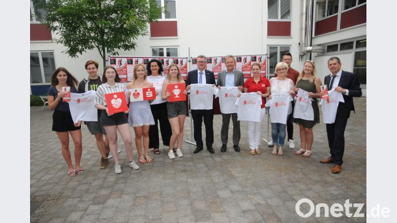 Bei der Pressekonferenz: Von links Antonia Ertl, Johanna Fuchs, Sarah Bayerschmidt, Katharina Faderl, Martina Schwarz (BlackSign), Lilli Englhard, Bürgermeister Göth, Alois Auer (Sparkasse Amberg-Sulzbach), Sabrina Bärwolf (Marien-Apotheke), Gudrun Faderl (Faderl Haustechnik), Alexander Voss (Projektleiter), Alexandra Kästl-Weiß (TUI Reisebüro Kästl), Dieter Meyer (Schulleiter). Bild: Gebhardt