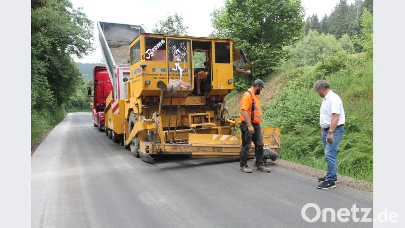 Bürgermeister Johann Maurer (rechts) und Thomas Schaller vom Bauhof sind vollauf zufrieden über den Ablauf der Arbeiten zum Ausbau der Straße von Hammermühle in Richtung Brünst. pi