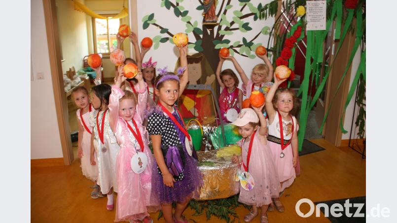 Da ja heuer die Sommerfest-Einnahmen ausblieben, hatte man sich goldene Spendenkugeln, die daheim befüllt wurden, ausgedacht. Als „Spendentopf“ diente der Froschkönigbrunnen im Kinderhaus. wro