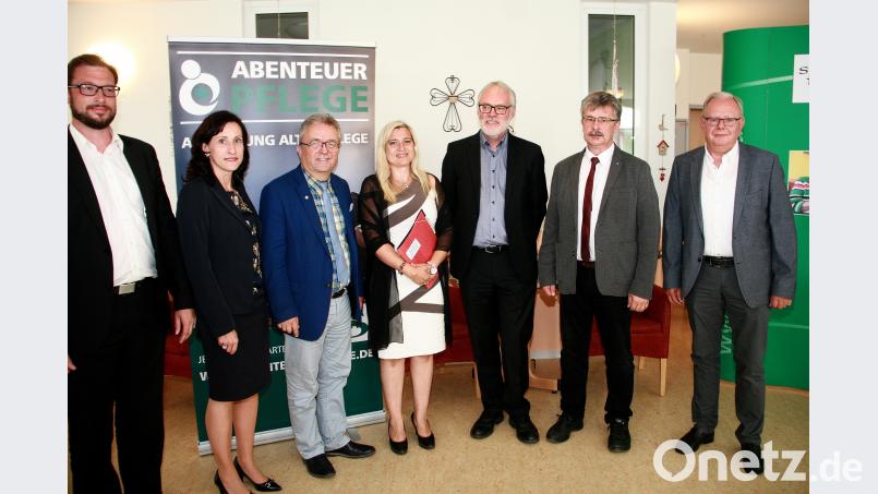 Hoher Besuch in der Fuchsmühler Senioren-Einrichtung: Staatsministerin Melanie Huml zeigt  sich von der  geleisteten Arbeit beeindruckt. Im Bild von links Fachbereichsleiter Andreas Neugirg, Parksteins Bürgermeisterin Tanja Schiffmann, Bezirksrat Toni Dutz, Ministerin Melanie Huml, Geschäftsführer Martin Weiß, Fuchsmühls Bürgermeister Wolfgang Braun und Heimbeirat Rainer Bleistein. wro
