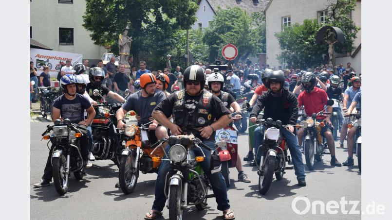 Über 200 Moped-Oldtimer gingen an den Start zur Rundfahrt um den Trausnitzer Stausee . Angeführt wurde der Pulk vom Organisator Daniel Retzer auf seiner Kreidler. bnr