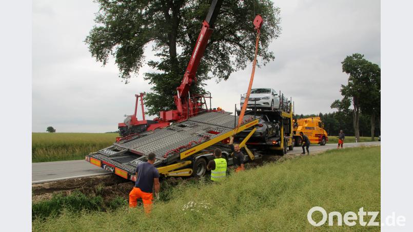 Der Autotransporter wird mit einem Kran geborgen. Alexander Auer