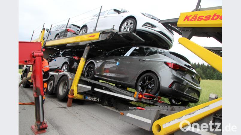 Der Autotransporter sinkt im Bankett ein und droht umzukippen. Alexander Auer
