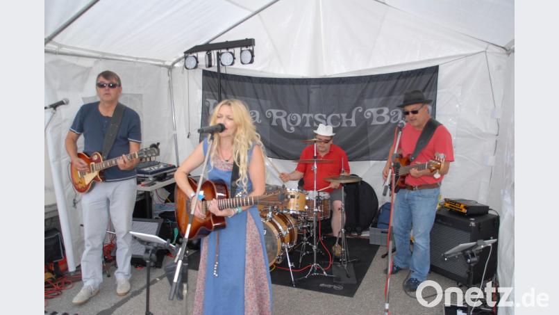 Die "Tanja Rotsch Band" bereichert die "Weltreise" musikalisch. exb