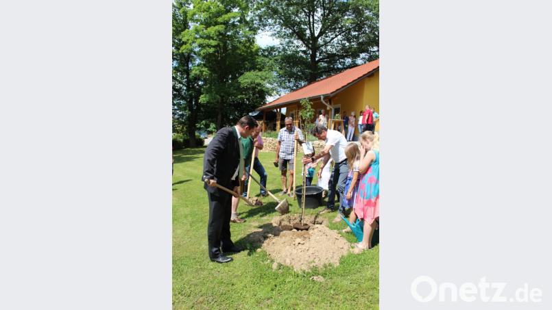 Zur Einweihung des neuen Gerätehauses griff auch Landrat Thomas Ebeling zur Schaufel und half beim Pflanzen eines Apfelbaums. Bild: Veronika Wegerer