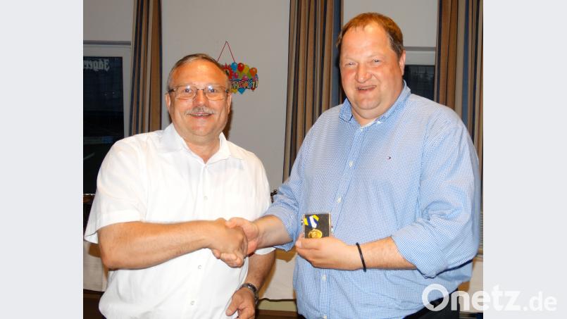 Berthold Winterl (rechts) erhält von Gerhard Träger  die  Ehrennadel in Gold des Norbayerischen Musikbundes. wlr