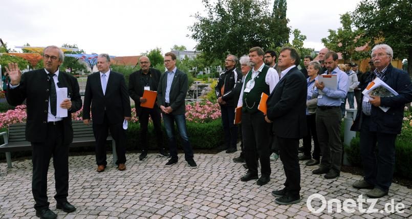 Ursensollens Bürgermeister Franz Mädler (links) stellt die Vorzüge seiner Gemeinde dar: Die Jury des Wettbewerbs „Unser Dorf hat Zukunft“ hört fleißig zu und macht sich Notizen. GF