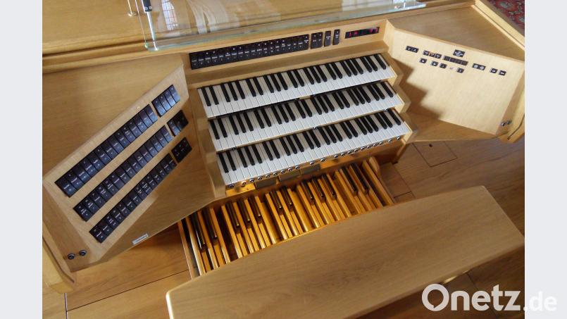 Das Cockpit der Neustädter Jann-Orgel. Interessierte können das Instrument am Samstag ausprobieren. hbl