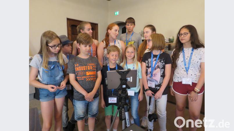 Nach den Dreharbeiten schauen sich die Jugendlichen gemeinsam mit Schauspielerin Christina Baumer (Mitte, hinten) das Video gleich an. ubb