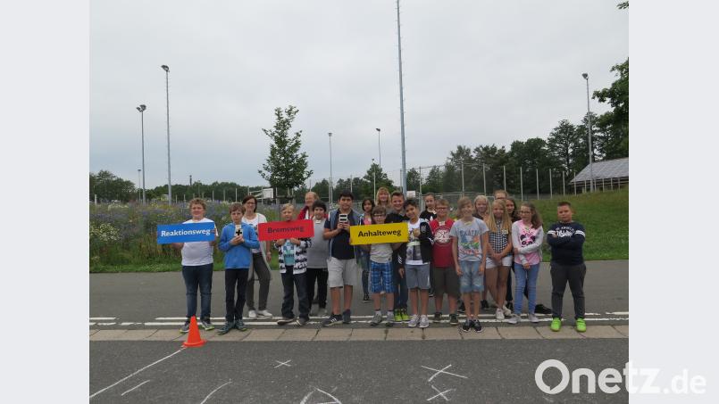 Wie der Reaktionsweg mit dem Anhalteweg eines Fahzeugs zusammenhängt, erklären die ADAC-Moderatoren Annette Halvorsen und André Helwig den Mittelschüler  bei der Aktion „Hallo Auto“. jzk