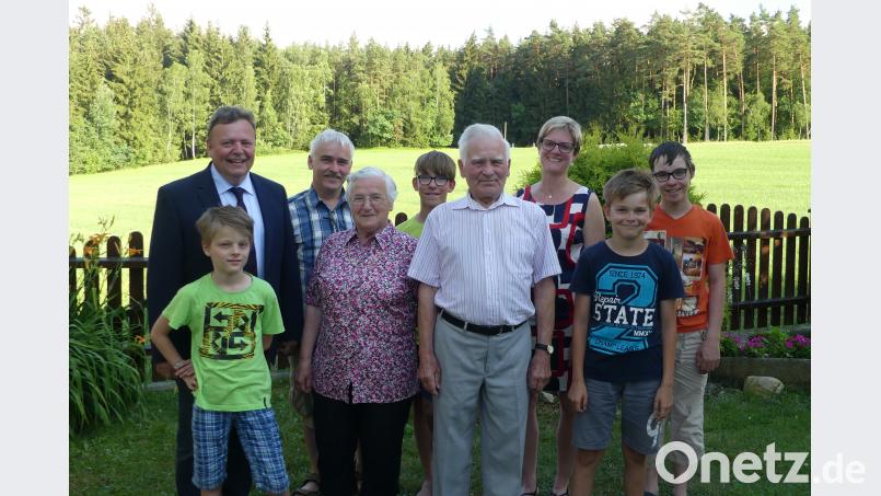 Das Jubelpaar Gottlieb und Luise Seitz zusammen mit Bürgermeister Gerhard Kellner (links) und Sohn Rupert mit seiner Familie. ils