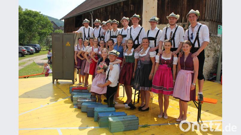 Die zwölf Utzenhofener Kirwapaare samt Werkzeugkasten nach dem Baumaustanzen. aun