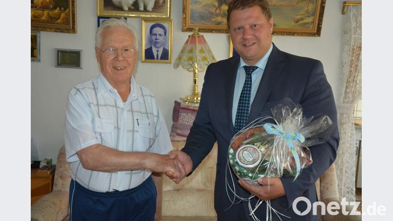 Alexander Nuss (links) feierte am Dienstag seinen 85. Geburtstag, 2. Bürgermeister Stefan Grillmeier überbrachte die Glückwünsche der Stadt. jr