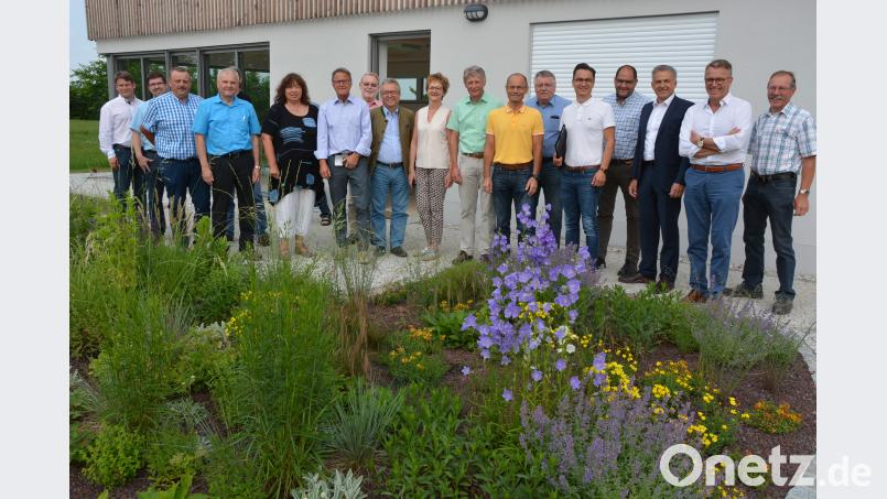 Beim Eingang zur Verwaltung der Deponie in Steinmühle grünt und blüht es. Ideal für ein Bild der Kreistagsfraktionen der CSU und Zukunftsliste, die sich in der Deponie über deren Aufgaben informierten. jr