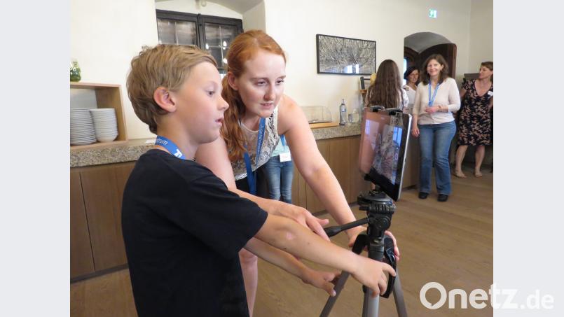 Fernsehschauspielerin Christina Baumer zeigte dem sechsjährigen Hendrik Fichtner, wie eine Kamera bedient wird. ubb