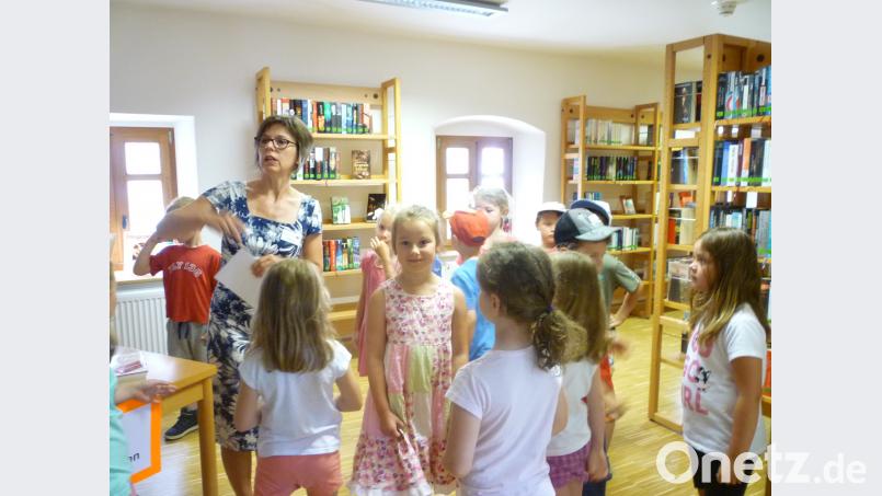 Irmgard Sittl führte die Kinder durch die Pfreimder Stadtbücherei. exb