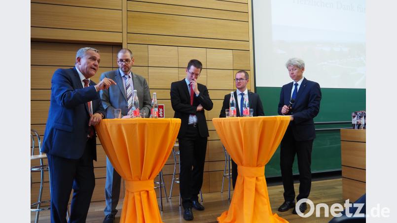 Über die Zukunft der Krankenhäuser im ländlichen Raum diskutierten (von links) Oberbürgermeister Kurt Seggewiß ;Dr. Thomas Egginger, ärztlicher Direktor der Kliniken Nordoberpfalz, Professor Andreas Schmidt von der Universität Bayreuth; Professor Steffen Hamm von der OTH Amberg-Weiden und OTH-Dekan Professor Clemens Bulitta Bühner