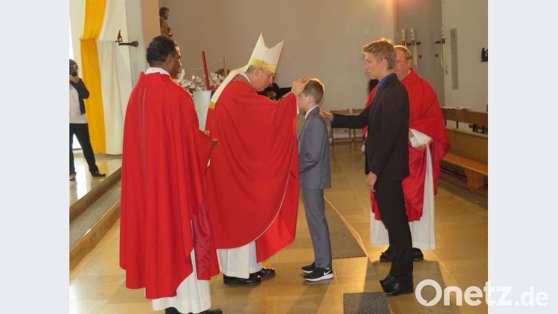 Mit Chrisamöl zeichnete Weihbischof Pappenberger das Kreus auf die Stirn der Firmlinge Adam, Johann [ADJ]