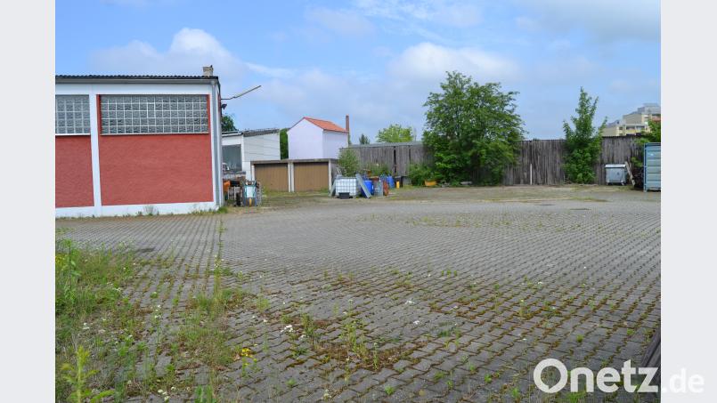 Weit nach hinten reicht das Grundstück beim Betriebsgebäude des Objekts in der Dr.-Seeling-Straße. Es ging für einen Preis weit über dem Verkehrswert weg. hcz