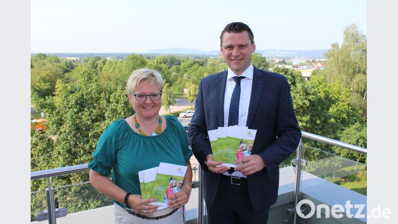 Landrat Thomas Ebeling und die Leiterin der Seniorenfachstelle, Evi Seitz, präsentieren die druckfrische Neuauflage des Seniorenwegweisers. Bild: Pressestelle Landratsamt Schwandorf