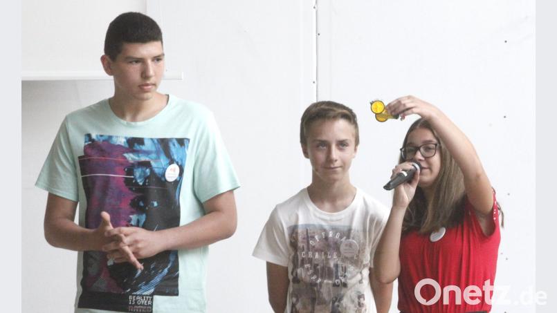 Julia Singer, Fabian Hauser und Ilic Dragan (von rechts) stellten bei der Bildungskonferenz ein selbstfahrendes Modellauto vor, das sie zusammen mit Horsch-Azubis entwickelt haben.     Bilder: Hirsch Hirsch (RHI), Rudolf [RHI] (RUDOLF.HIRSCH@T-ONLINE.DE)