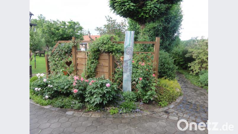 Die Gartenbesitzer mit dem grünen Daumen Gisela und Gerald Morgenstern  freuen sich sichtlich über die vielen Komplimente inmitten ihrer grünen Oase mit der üppigen Blütenpracht. jhö