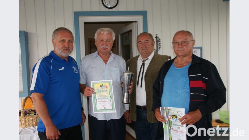 Waldemar Pirner (Zweiter von links) präsentiert den von Karl Federer (rechts daneben) gestifteten Wanderpokal, der endgültig bei der SG Neumühle verbleibt, flankiert von Herbert Peteratzinger (Diana Hirschau, links) und Günter Winter (FS Karmensölden, rechts). DOP